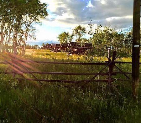 Flying U Ranch Hotel Seventy Mile House Exterior foto
