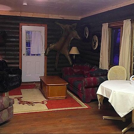 Flying U Ranch Hotel Seventy Mile House Exterior foto