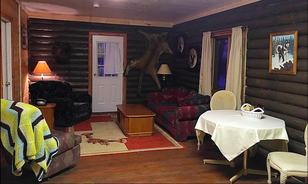 Flying U Ranch Hotel Seventy Mile House Exterior foto