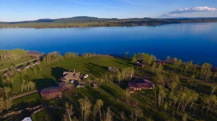 Flying U Ranch Hotel Seventy Mile House Exterior foto